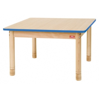 Vierkante lage tafel met een blauwe rand