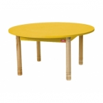 Ronde lage tafel met een geel blad