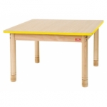 Vierkante lage tafel met een gele rand