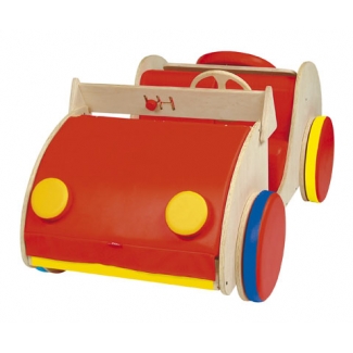 Houten auto voor een speelhoek