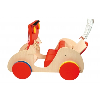 Houten auto voor een speelhoek