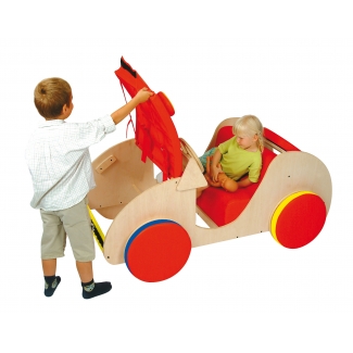 Houten auto voor een speelhoek